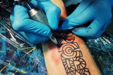 Les meilleurs endroits pour un tatouage éphémère tribal masculin