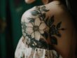 Tatouage perce-neige : signification à la croisée des chemins de la vie