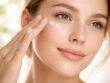 découvrez pourquoi hydrater le contour des yeux est essentiel pour prévenir les rides et conserver une peau douce et jeune.