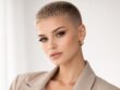 découvrez les tendances incontournables de la saison pour une coupe ultra courte femme réalisée à la tondeuse, alliant style et praticité pour un look moderne et audacieux.