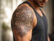 découvrez le tatouage de mandala pour homme, un symbole puissant de spiritualité et de force, alliant esthétique et signification profonde.