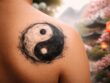explorez la signification profonde du tatouage yin yang dans la culture orientale, symbole d'équilibre, d'harmonie et de dualité.