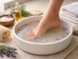 découvrez notre recette maison de bain de pieds pour adoucir la peau et éliminer efficacement les callosités agressives, pour des pieds doux et revitalisés.