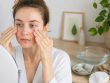 découvrez les meilleures astuces naturelles pour dissimuler efficacement vos cernes rapidement, sans utiliser de maquillage.