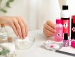 découvrez les avantages d'enlever le vernis semi-permanent avec du vinaigre blanc, une méthode naturelle et douce, plutôt qu'avec des produits chimiques agressifs.